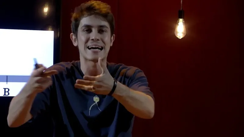 Felipe Guisoli no palco do TEDxFCMMG